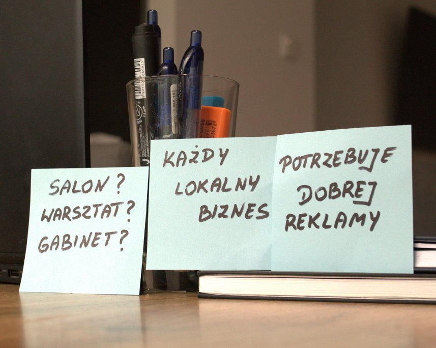 Karteczki na biurku z napisami: Salon? Warsztat? Gabinet? Każdy lokalny biznes potrzebuje dobrej reklamy